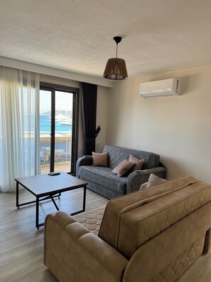 Comfort Suite, 1 Bedroom, Sea View | Living area