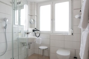 Douche, articles de toilette gratuits, sèche-cheveux