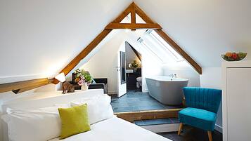 Sábanas de algodón egipcio y tabla de planchar con plancha