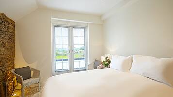 Sábanas de algodón egipcio y tabla de planchar con plancha