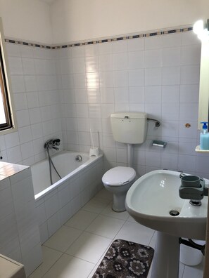 Villa, 3 habitaciones | Baño | Tina y regadera independientes, tina profunda, regadera tipo lluvia