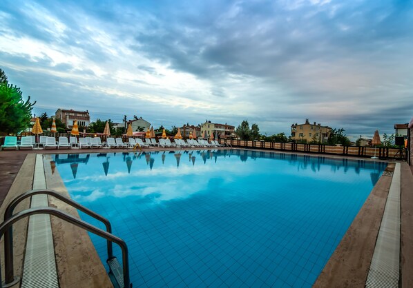 2 piscines extérieures, parasols de plage, chaises longues