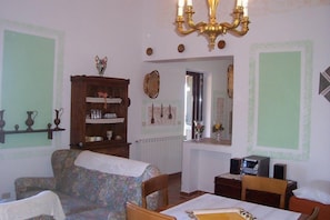 2 bedrooms, desk, free wired Internet, bed sheets