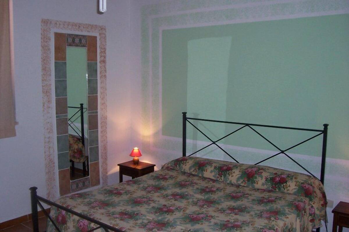 2 bedrooms, desk, free wired Internet, bed sheets