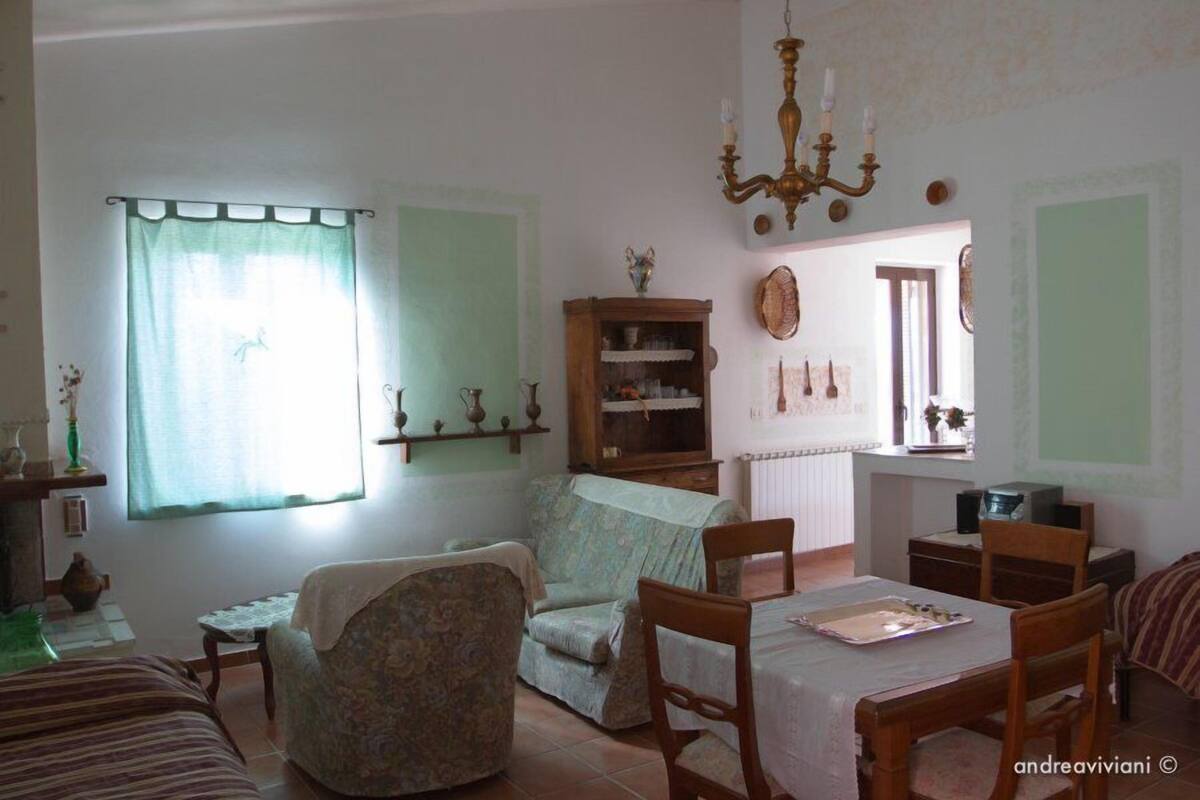 2 bedrooms, desk, free wired Internet, bed sheets