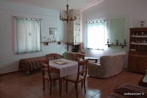2 bedrooms, desk, free wired Internet, bed sheets