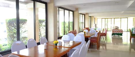 Colazione a buffet, servita tutte le mattine (100 THB a persona)