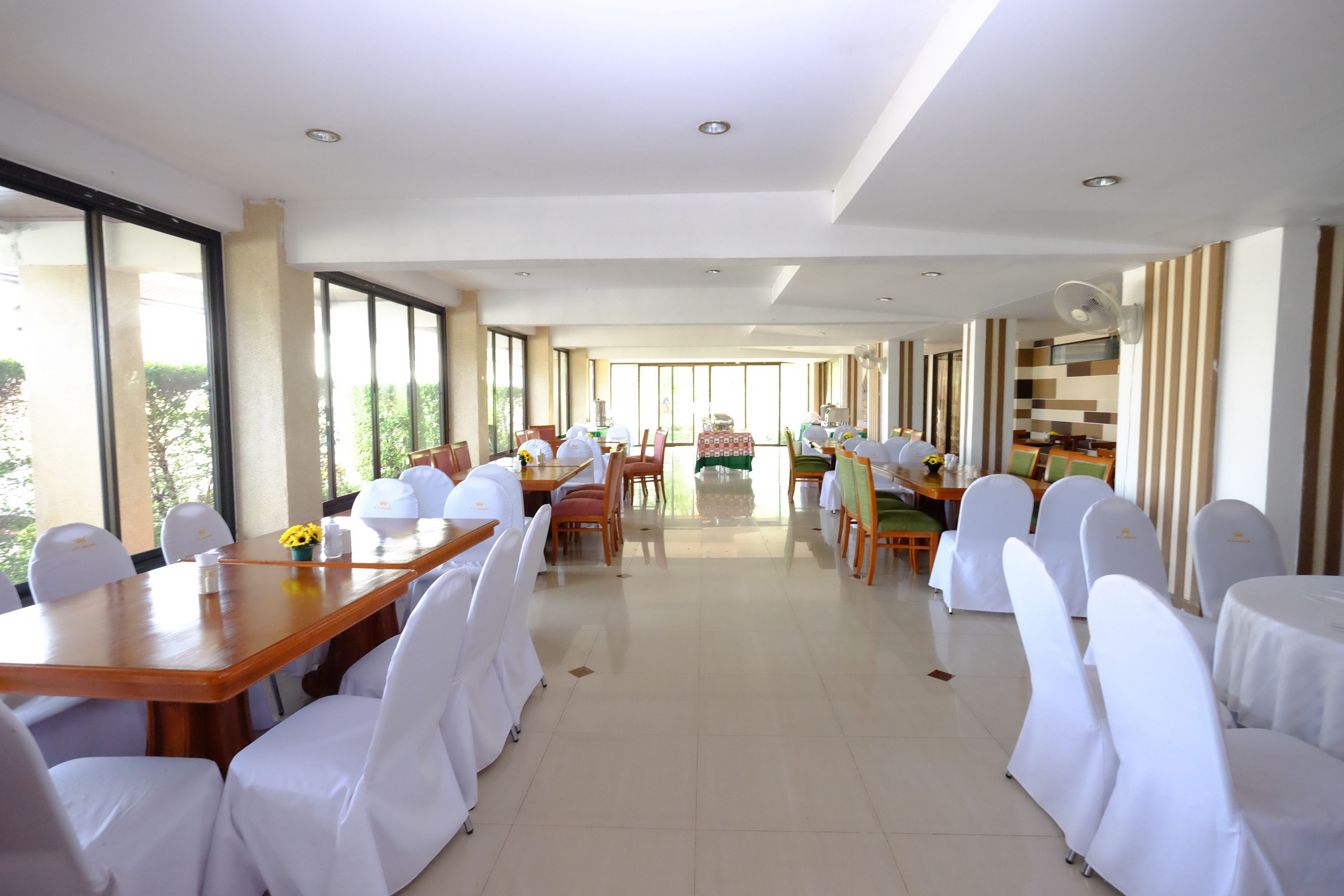 每日供应自助式早餐（每人 THB 100）