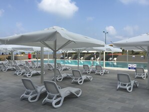 Een seizoensgebonden buitenzwembad