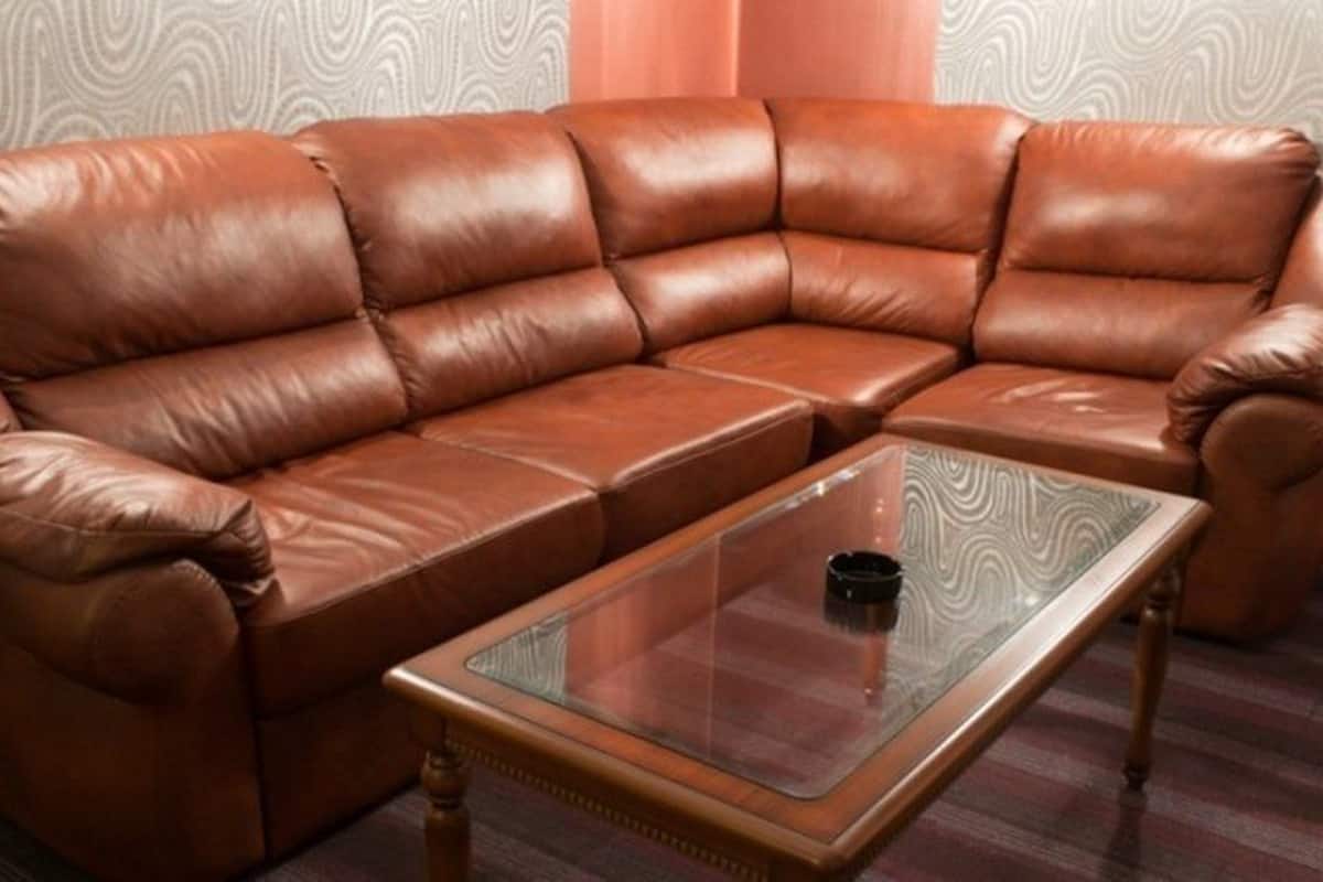 Economy Double Room | 1 bedroom, minibar, desk, iron/ironing board