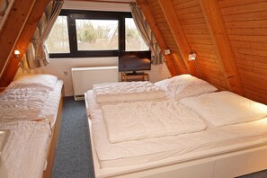 2 bedrooms, WiFi - Tent roof house for the whole family - tent roof house with TV in the bedroom - close to the beach and quiet (Damp)