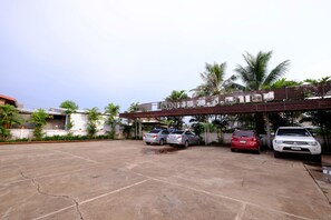 Free self-parking - PC Palace Hotel 2 Nakhai (Sakon Nakhon)