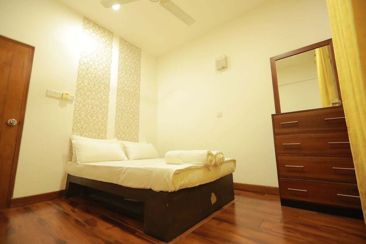Habitación de lujo doble de uso individual, 1 cama doble, no fumadores, vistas al lago | 1 dormitorio y ropa de cama de alta calidad