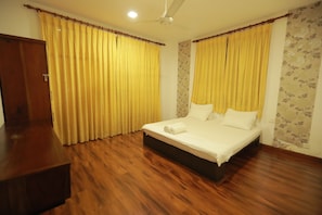 Habitación triple de lujo, no fumadores, vistas al lago | 1 dormitorio y ropa de cama de alta calidad