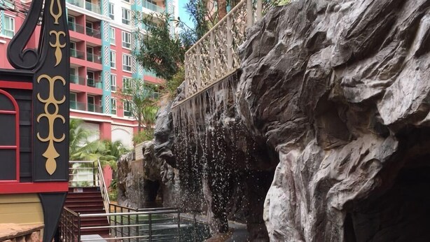 Pool waterfall - Grand Caribbian Condo Pattaya (Pattaya)