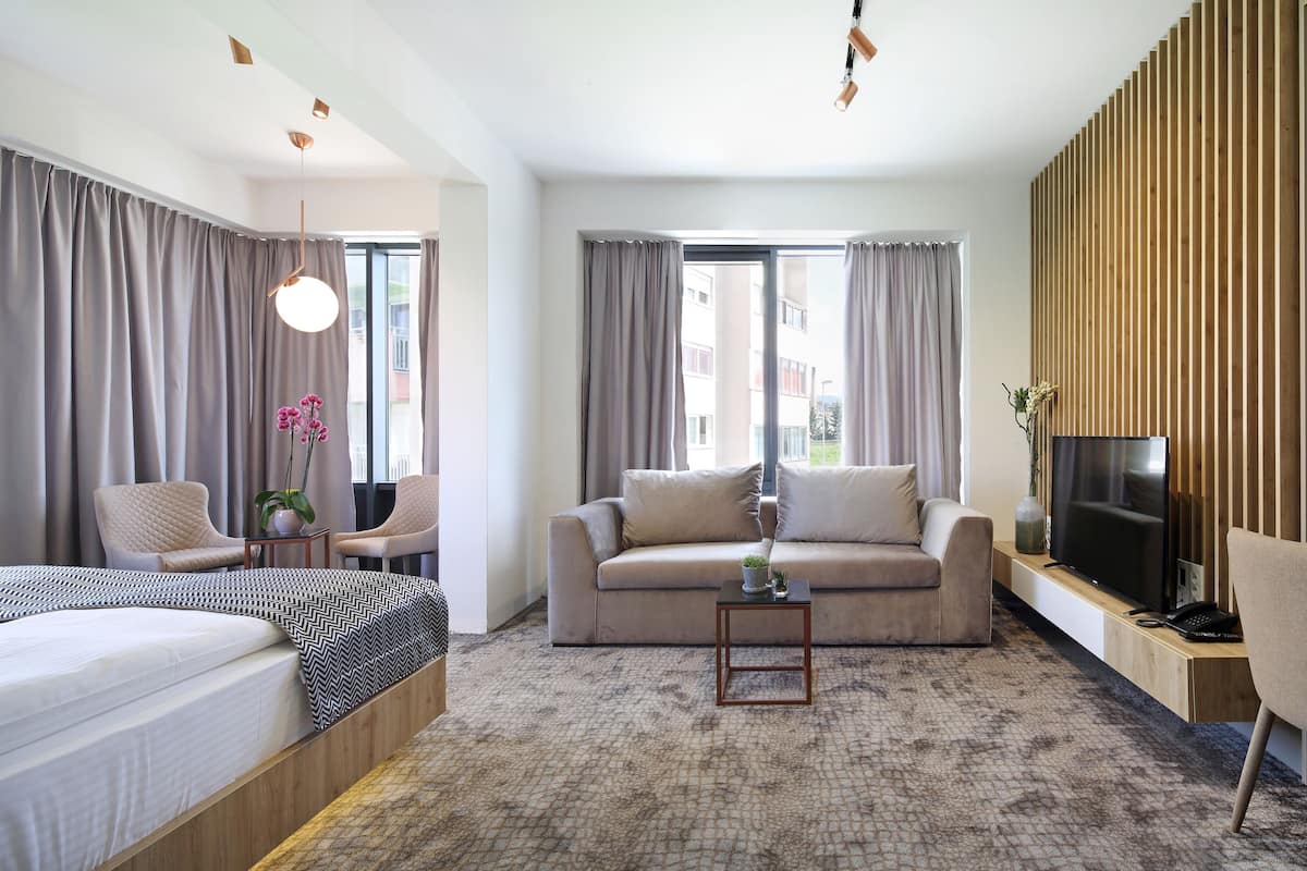 triple room | living area | 1-inch lcd tv with cable channels, tv, fireplace