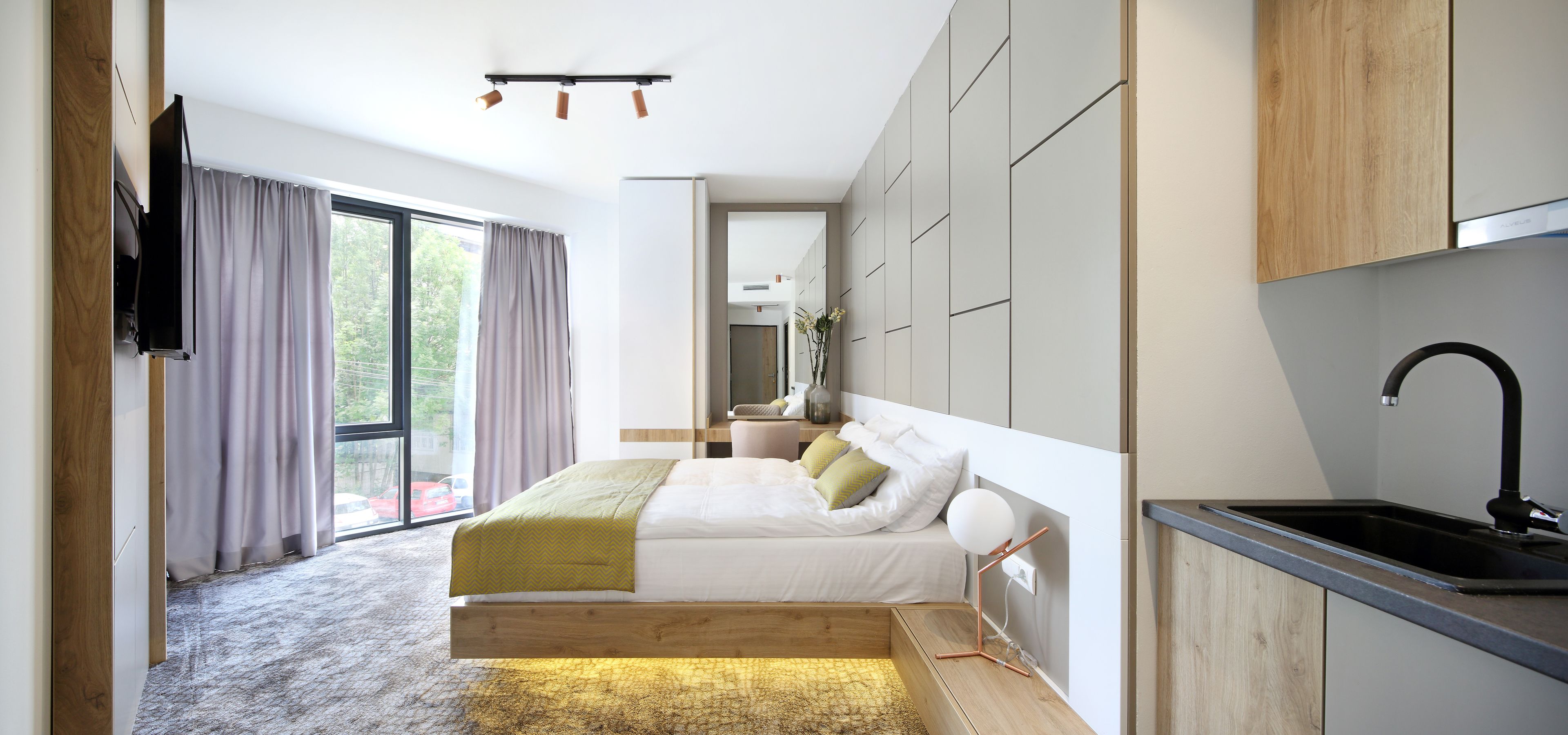 Bộ đồ giường cao cấp, nệm có lớp đệm bông, két bảo mật tại phòng 