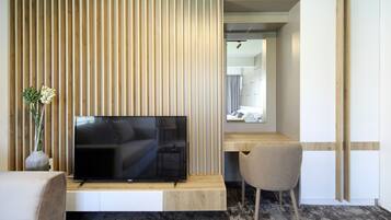 Trippelrum | Vardagsrum | 1-tums LCD-tv med kabelkanaler, tv och eldstad