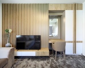 Triple Room | Living area | 1-inch LCD TV with cable channels, TV, fireplace