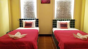 Standard Twin Room | Desk