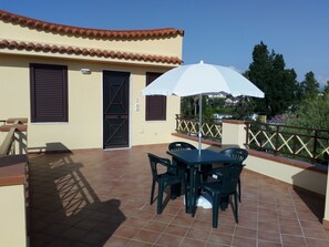 A terrace with a table and chairs, a white umbrella, and a tiled floor. - Villa Paeonia (Capaccio-Paestum)