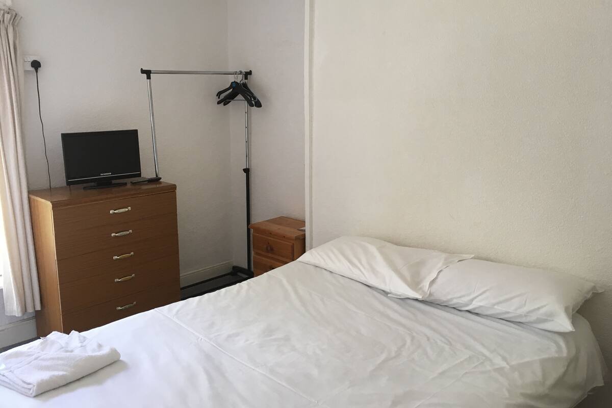 WiFi (free), bed sheets