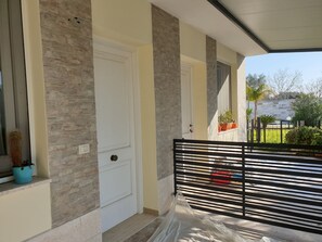 Chambre Quadruple, coin cuisine (patio) | Terrasse/Patio