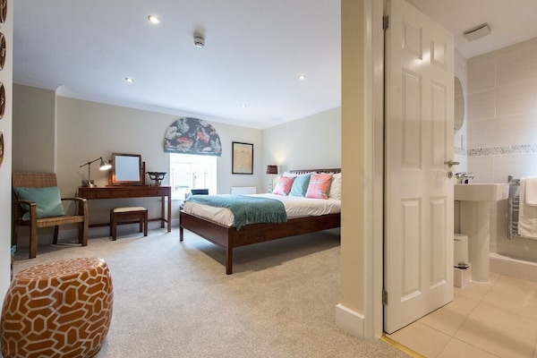 Doppelzimmer, mit Bad | BĂŒgeleisen/BĂŒgelbrett, Babybetten, Zustellbetten, kostenloses WLAN