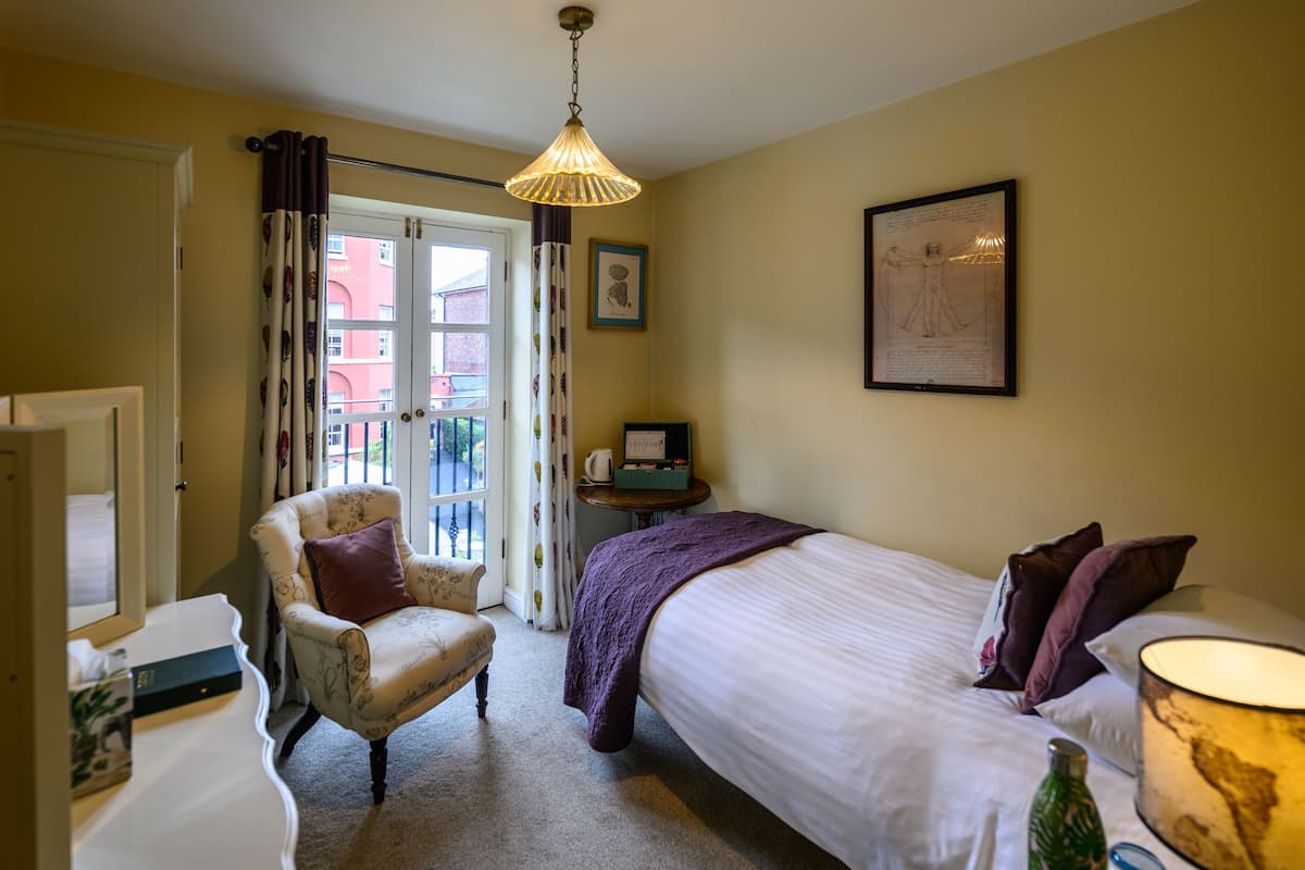 Tabla de planchar con plancha, cunas y camas plegables/adicionales