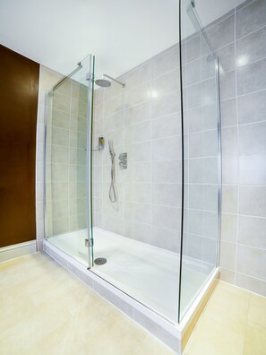 Deluxe-Doppelzimmer, 1Â King-Bett | Badezimmer | Dusche, kostenlose Toilettenartikel, Haartrockner, HandtĂŒcher