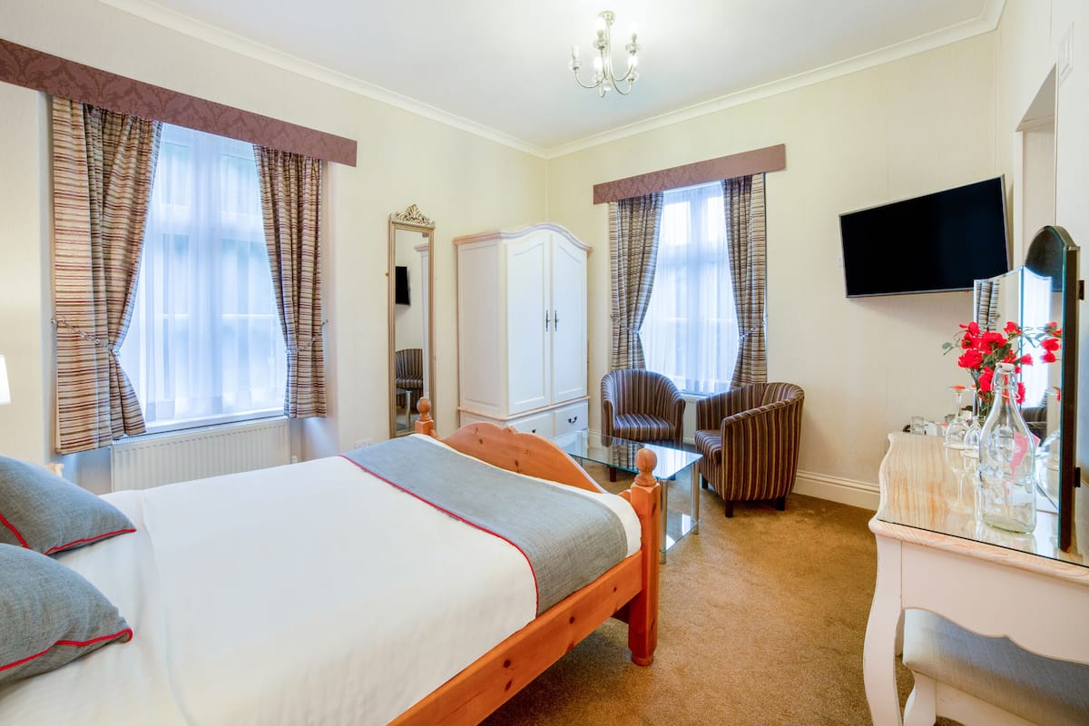 Deluxe Double Room, 1 King Bed | In-room safe, individually decorated, individually furnished