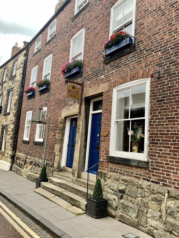 Front of property - evening/night - Castle View Guest House (Alnwick)