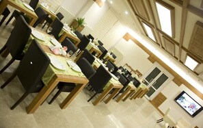 Café da manhã com buffet grátis todos os dias