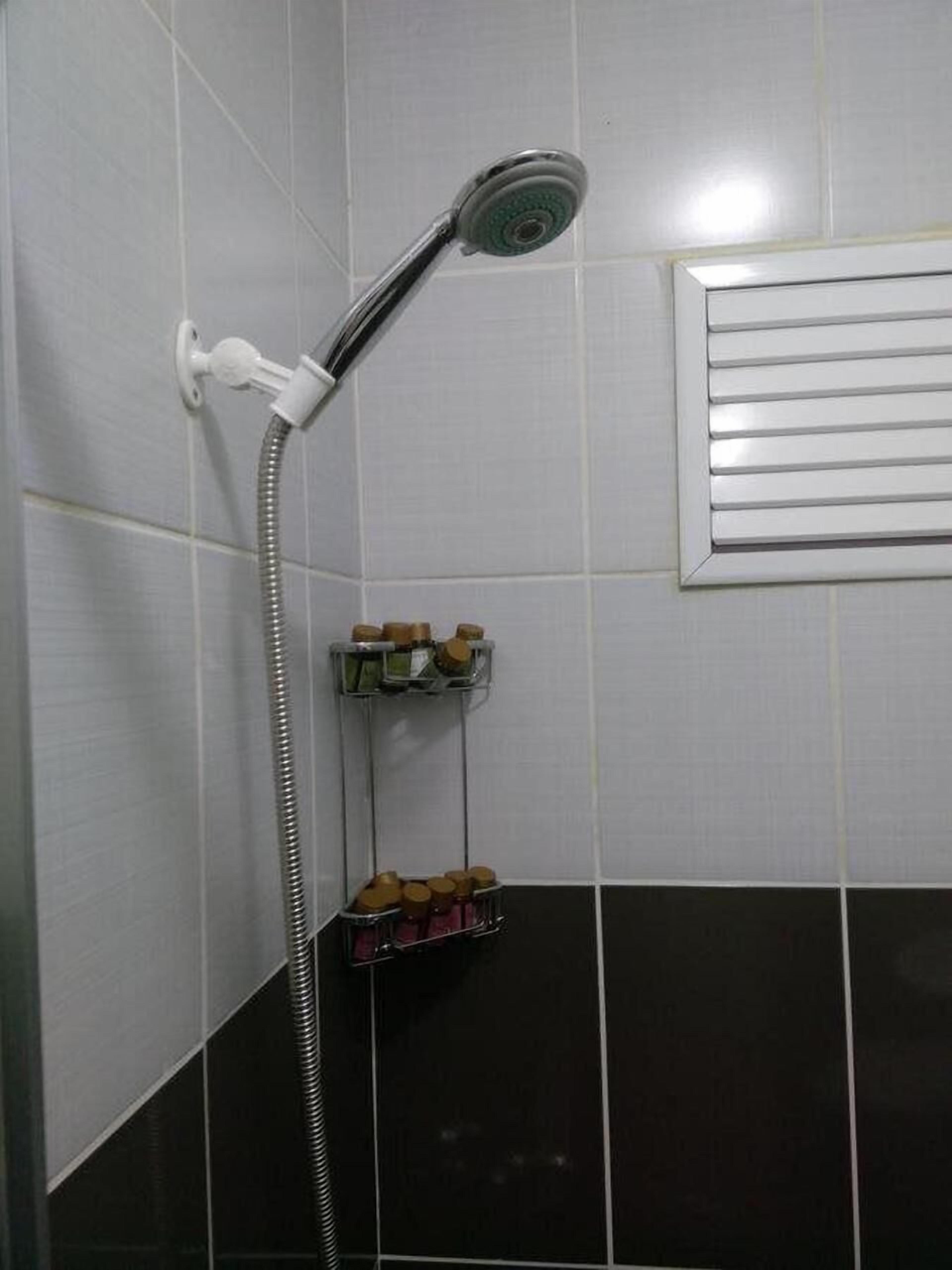 ฝักบัว, ของใช้ในห้องน้ำฟรี, ไดร์เป่าผม, ผ้าเช็ดตัว