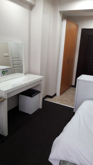 Standard-Vierbettzimmer, 1 Schlafzimmer | Schreibtisch, kostenloses WLAN