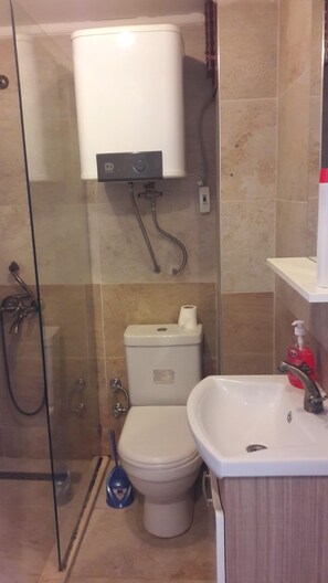 Shower, free toiletries, hair dryer, towels - Istanbul Grand Aparts (Istanbul)