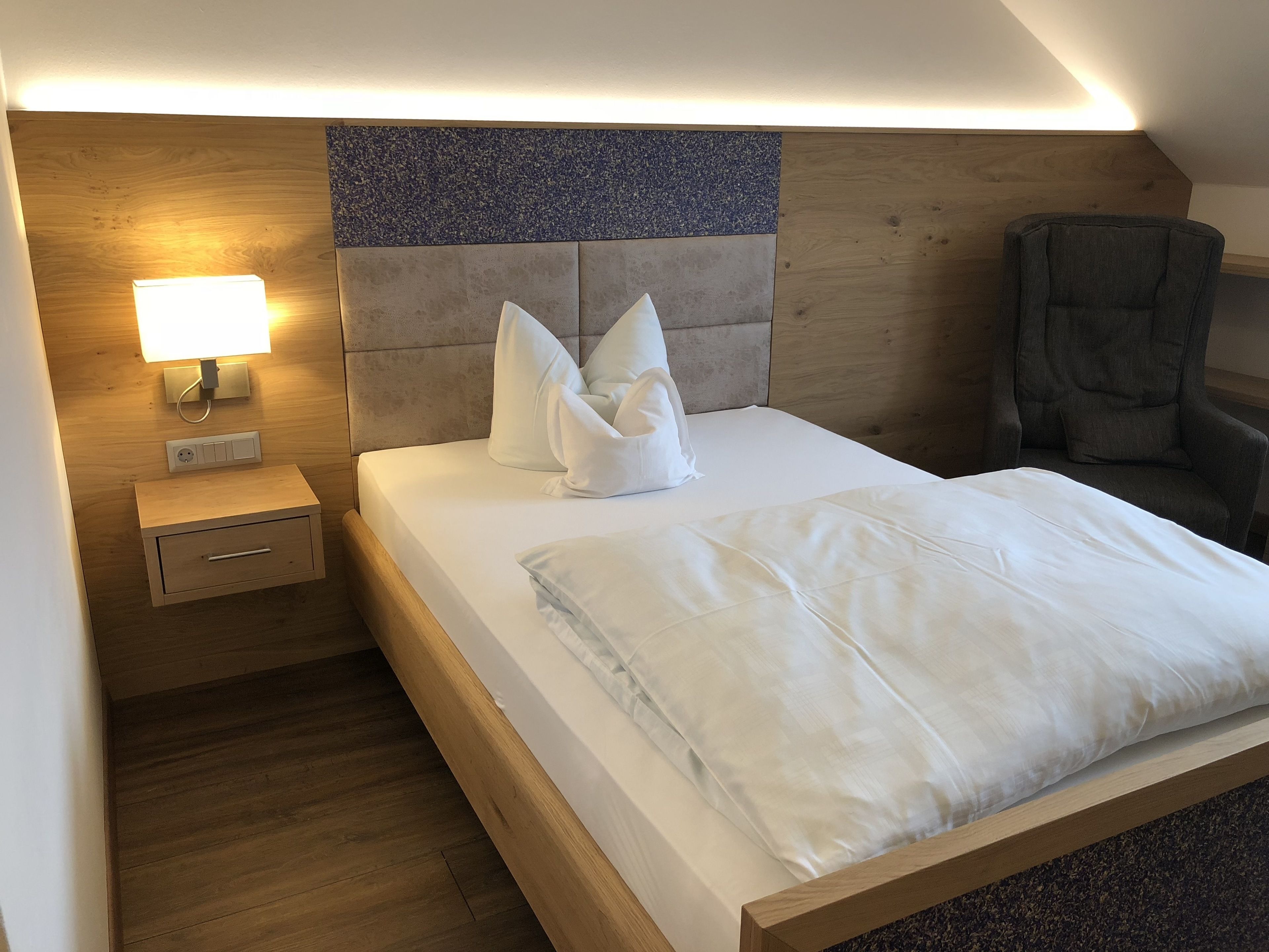 single room | in-room safe, desk, free wired internet