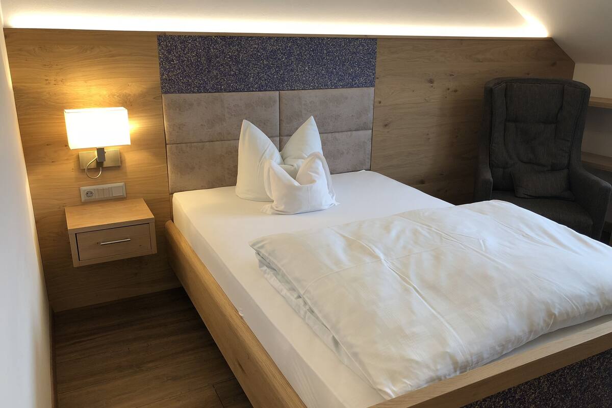 single room | in-room safe, desk, free wired internet