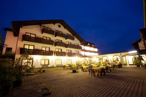 住宿正面 - 傍晚/夜晚