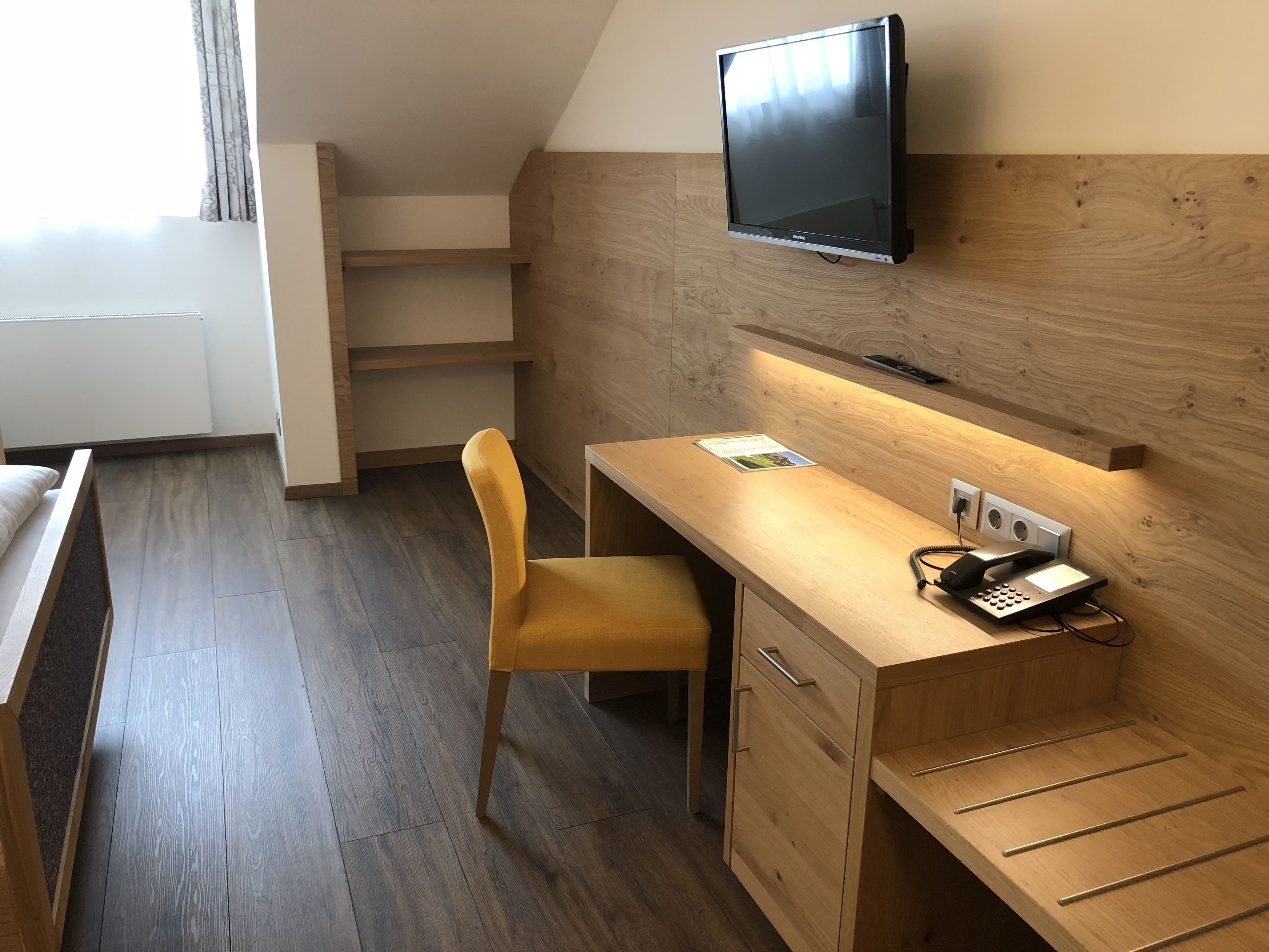 single room | room amenity