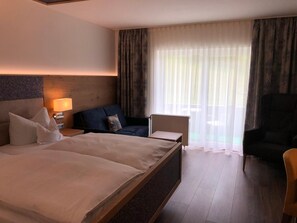 客房内保险箱、办公桌、免费高速有线上网