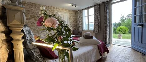 Deluxe Double Room (La Nucerienne) | Down comforters, pillowtop beds, minibar, individually decorated
