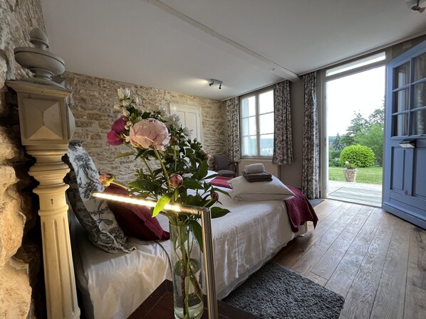 Deluxe Double Room (La Nucerienne) | Down comforters, pillowtop beds, minibar, individually decorated