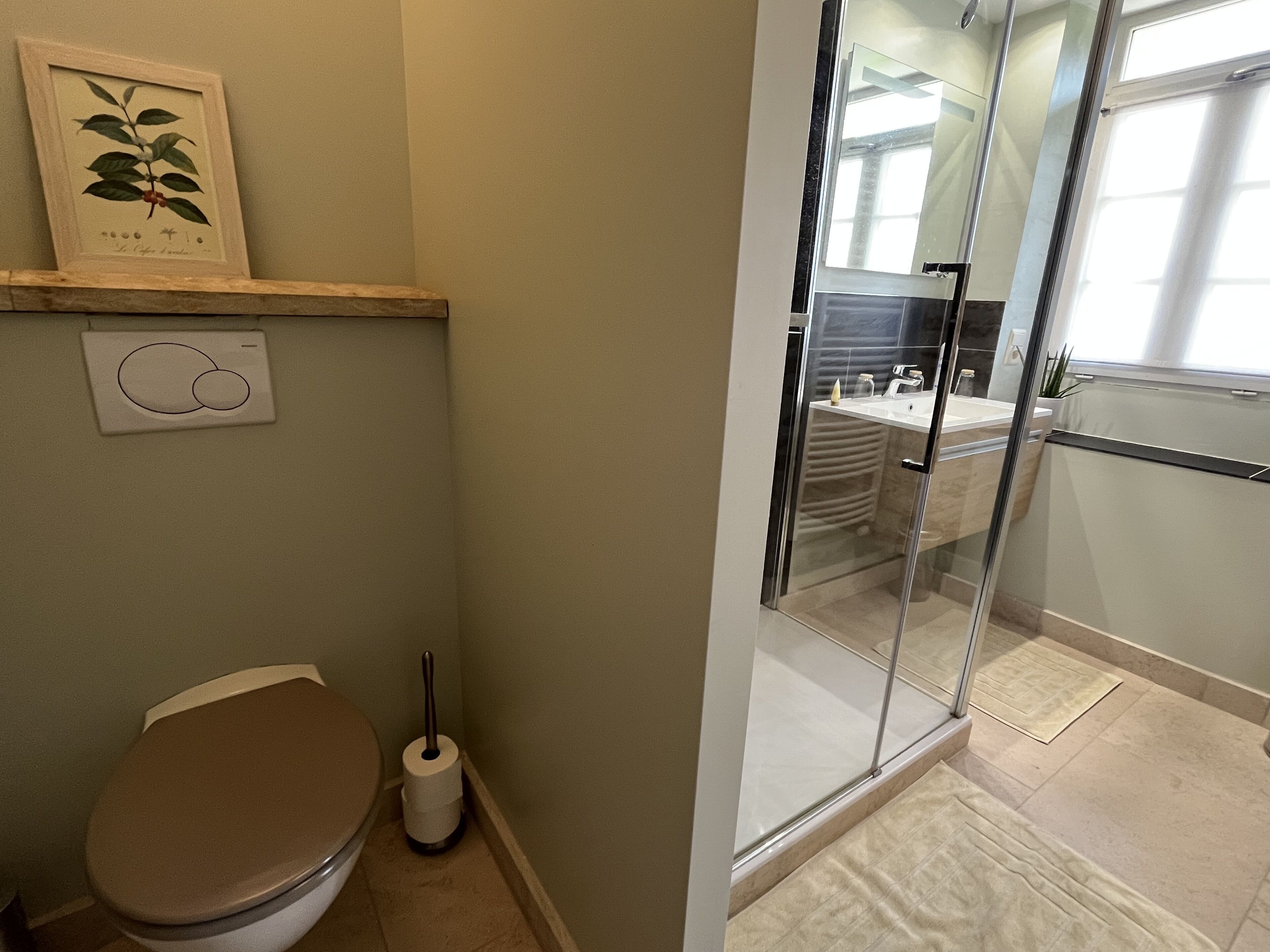 Un baño con inodoro, ducha y lavamanos.