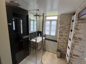 Deluxe Double Room (La Nucerienne) | Bathroom | Deep-soaking bathtub, rainfall showerhead, free toiletries, hair dryer - Chenevieres d'en Haut (Grimault)