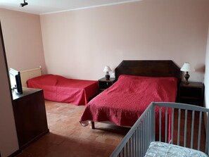 Desk, iron/ironing board, free cots/infant beds, free WiFi - Hotel le Verseau (Boulleret)