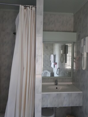 Dusche, kostenlose Toilettenartikel, Haartrockner, Handtücher