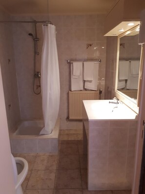 Suihku, ilmaiset hygieniatuotteet, hiustenkuivaaja, pyyhkeet