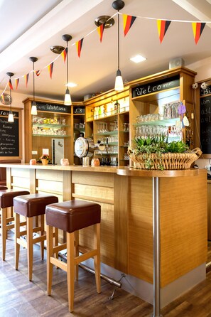 Bar (on property) - Hotel zur Brücke (Minheim)