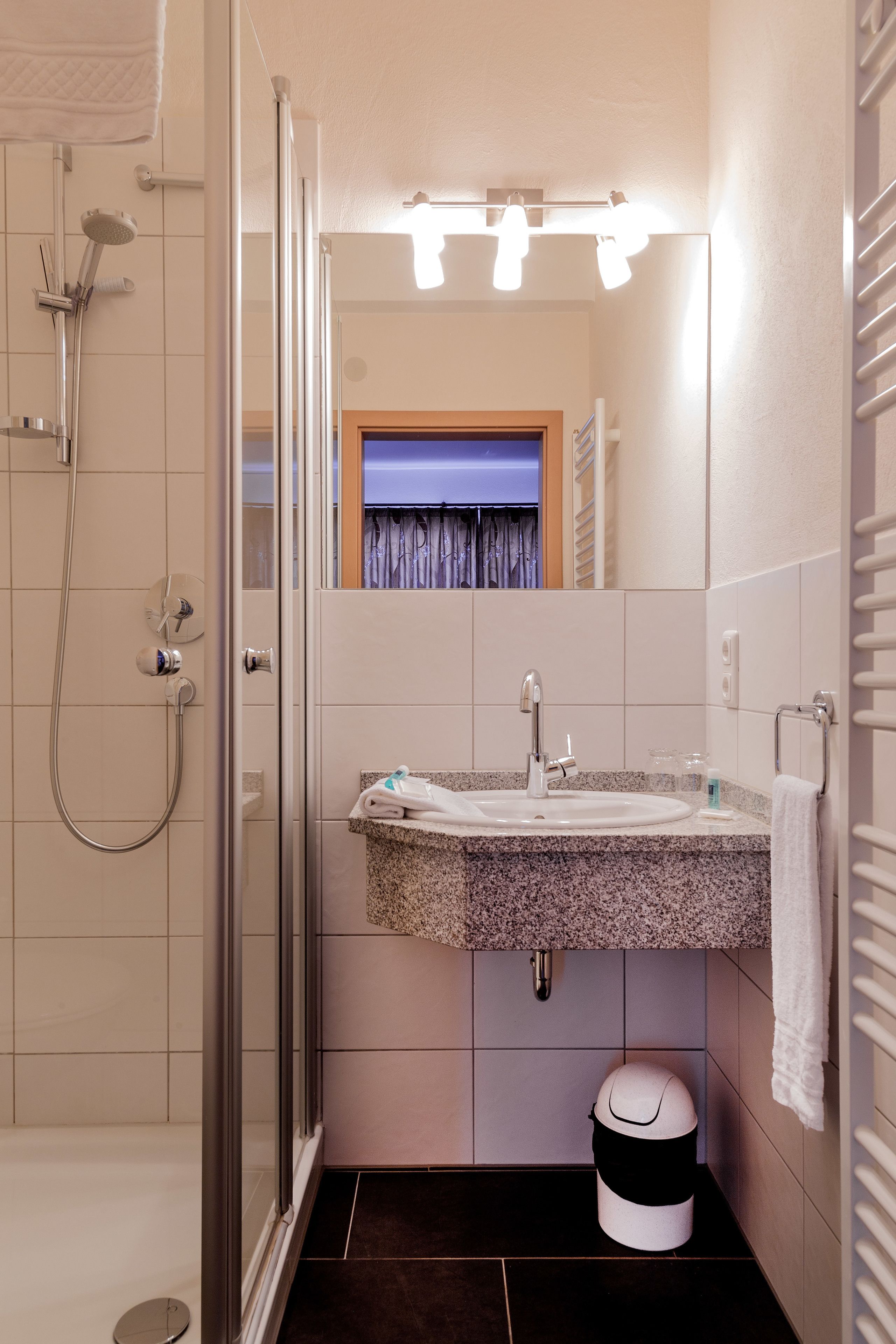 Dusche, kostenlose Toilettenartikel, Haartrockner